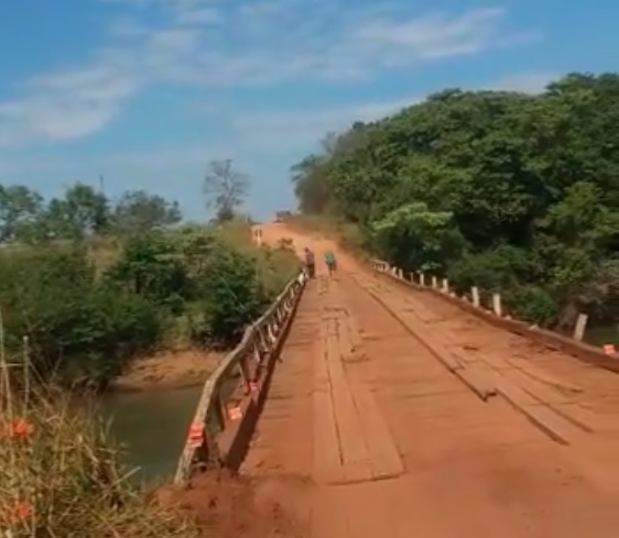 VÍDEO: ponte ‘caindo aos pedaços’ preocupa moradores no distrito de Anhanduí