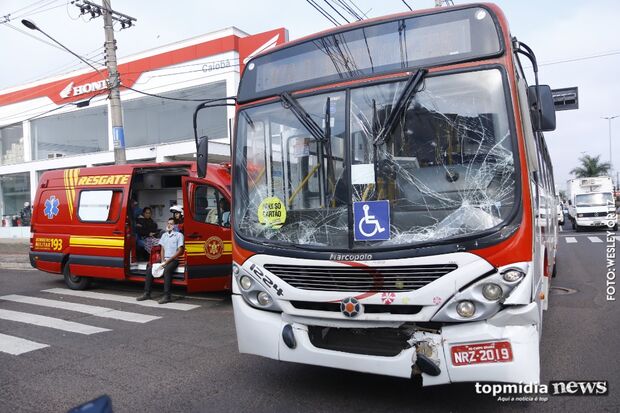 Acidente entre ônibus e caminhão deixa quatro feridos na Avenida Eduardo Elias Zahran