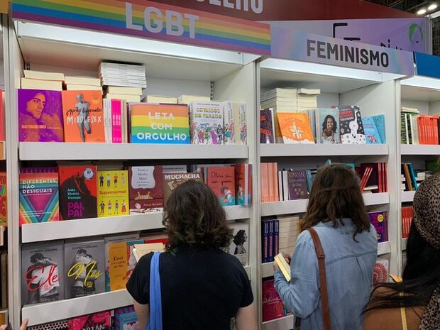 TJ-RJ manda recolher livros com temática LGBT para o público jovem e infantil  na Bienal