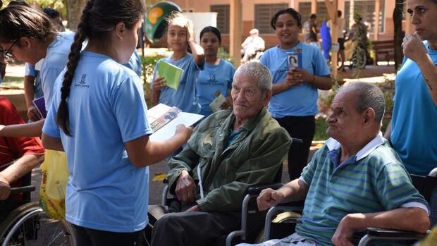 Com poesias, estudantes levam carinho a idosos do asilo São João Bosco