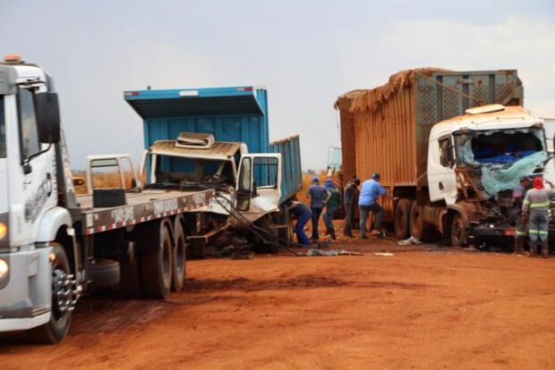 Vítimas de batida frontal de caminhões são identificadas e transferidas para Campo Grande