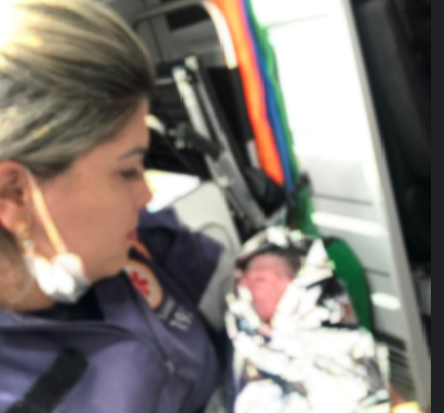 Bebê achado em caixa de papelão em terreno baldio se recupera em hospital