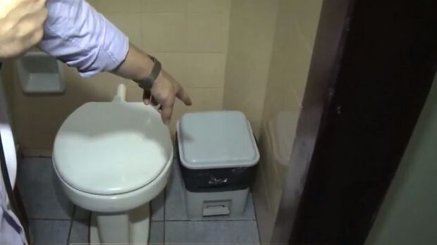 Equipe de limpeza encontra feto em lixeira de banheiro de escola