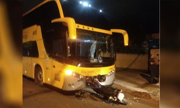 Motociclista bate em ônibus estacionado na contramão e fica em estado grave em Corumbá