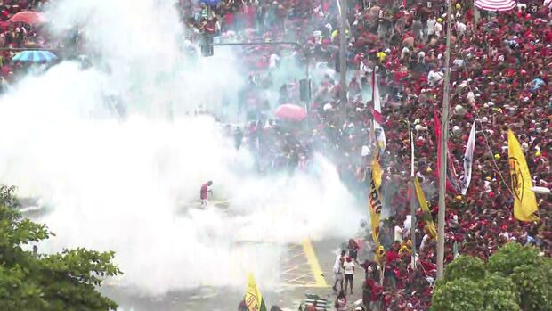 Desfile do Flamengo termina com briga, bomba de gás e atropelamento no Rio