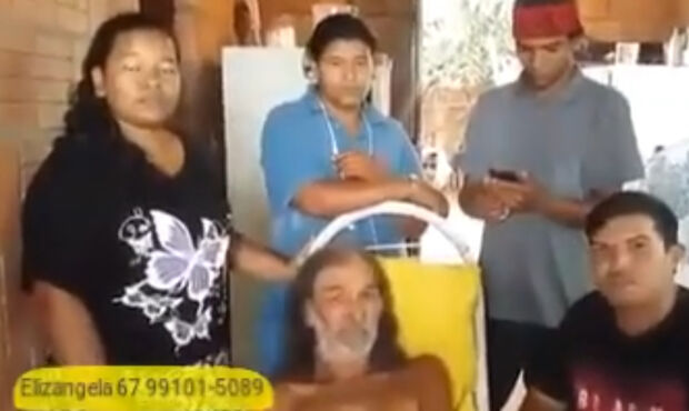 VÍDEO: idoso quebra fêmur e precisa de doação de cadeira de rodas, fraldas e alimentos