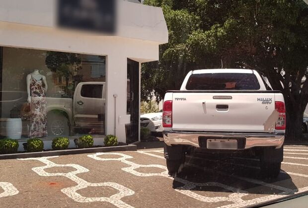 Leitor flagra veículo oficial em loja de luxo na Mato Grosso