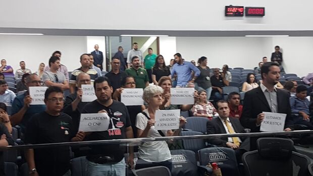 Trabalhadores protestam contra aumento de salários de juízes e desembargadores em MS