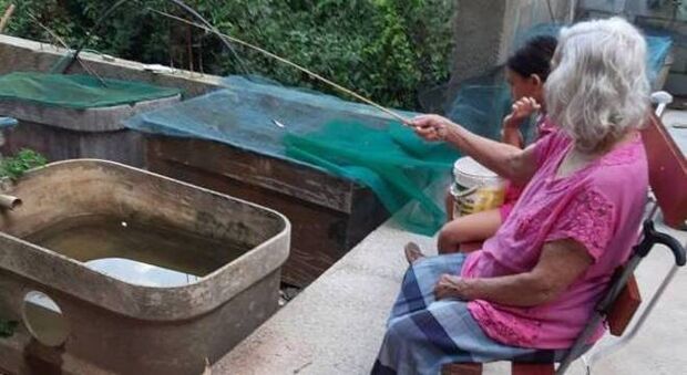Idosa ganha 'pesqueiro' improvisado pelo filho em caixa d'água