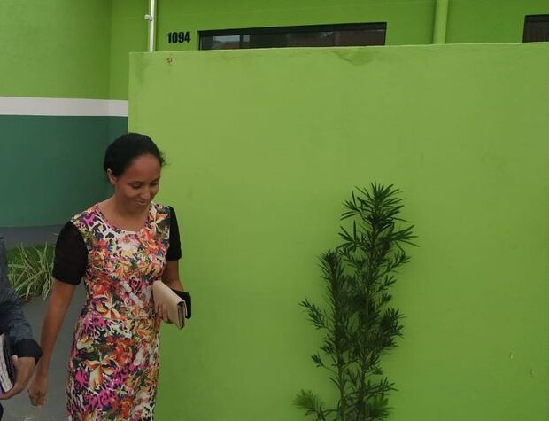 Pastora que bateu na sogra depõe à polícia e evita imprensa em Nova Andradina