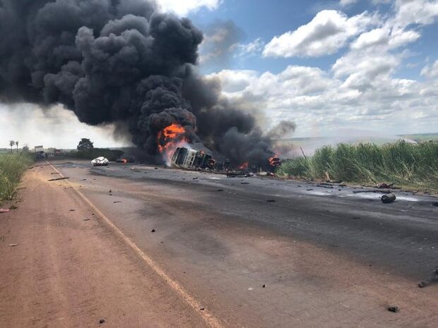 Acidente entre caminhão-tanque e carreta deixa um morto na BR-267