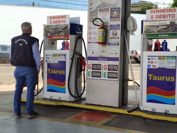Na ‘cara dura’, posto de gasolina aumenta preço logo após saída de fiscais do Procon/MS