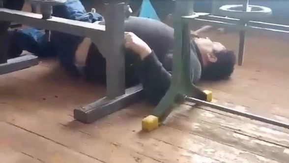 VÍDEO: professor cai bêbado em sala de aula e é demitido