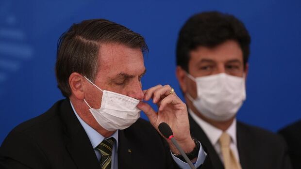 'De saco cheio de Mandetta', Bolsonaro estuda demiti-lo a qualquer momento, aponta site