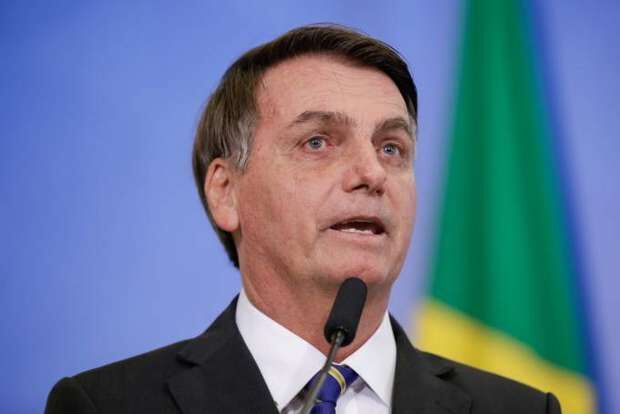 Bolsonaro diz que crise do coronavírus é pequena e se trata muito mais de "fantasia"