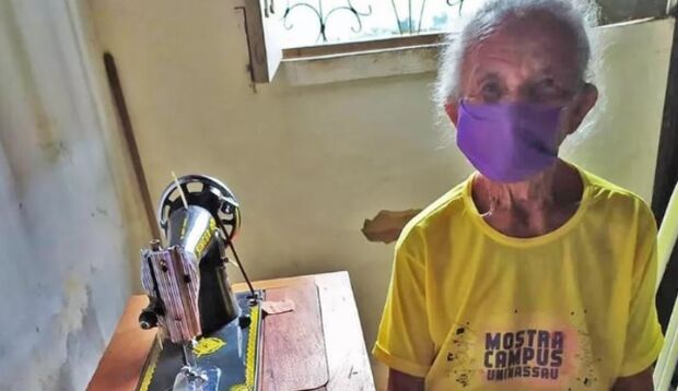 Aos 87 anos, dona Bernarda dá lição de vida e faz máscaras para quem não pode comprar