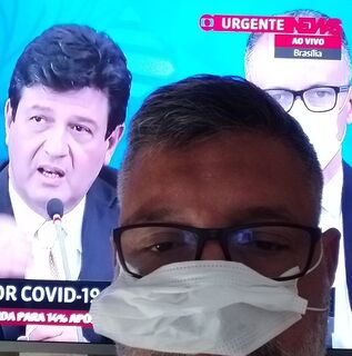 Bolsonaro se atrapalha ao por máscara e Frota debocha na internet