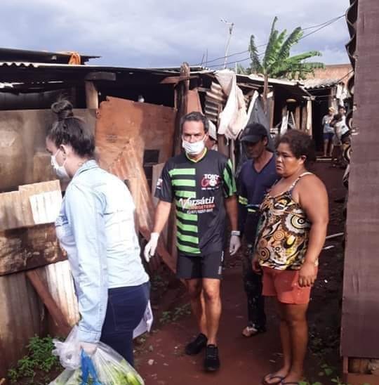 Na Lata: enquanto ricaiada reclama, Marquinhos ajuda favelas