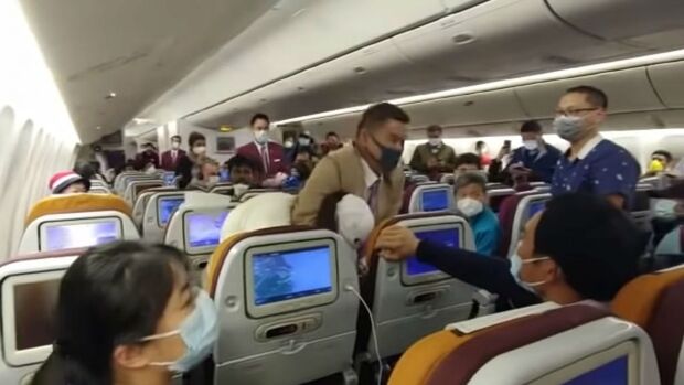 Passageira leva mata-leão após tossir em passageiros em voo da China