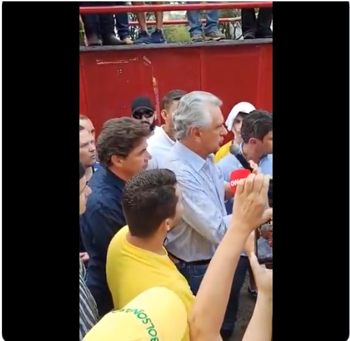 Governador de Goiás enfrenta manifestantes no peito e chama tudo de irresponsável