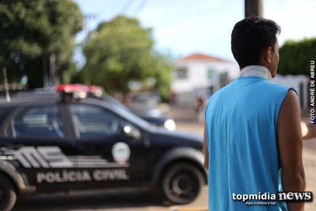 Bandidos tocam o terror, trancam casal em banheiro e fazem 'limpa' em residência