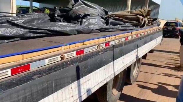 Mais de 1 tonelada de maconha é encontrada em fundo falso de caminhão