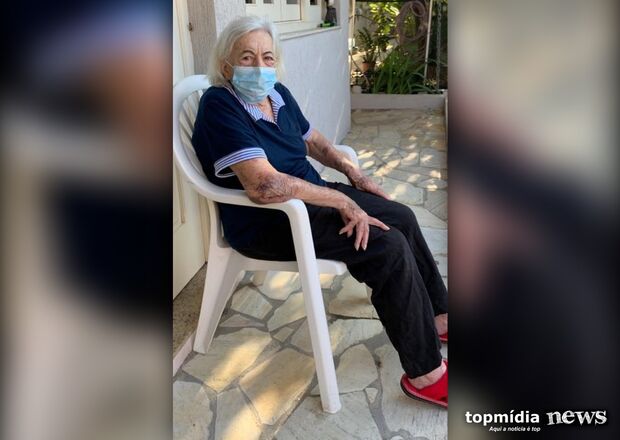 Paciente de 96 anos curada de coronavírus recebe alta