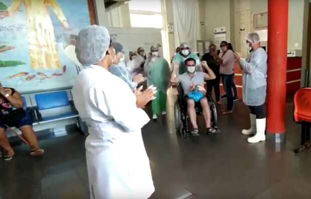 VÍDEO: com aplausos, corumbaense tratado com cloroquina deixa hospital