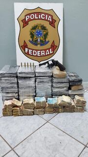 PF apreende cocaína, arma e 114 mil reais em Corumbá