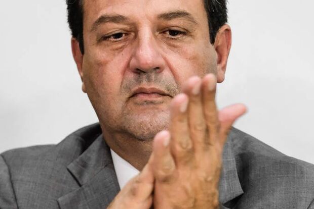 Bolsonaro ameaça, mas desiste de demitir Mandetta, diz site