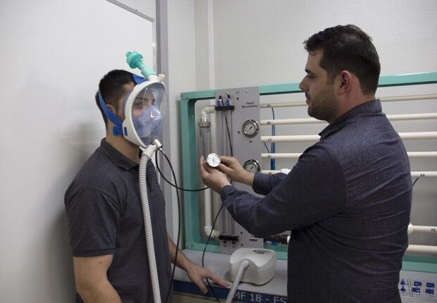 Brasileiros transformam máscaras de mergulho em respiradores para doentes do coronavírus
