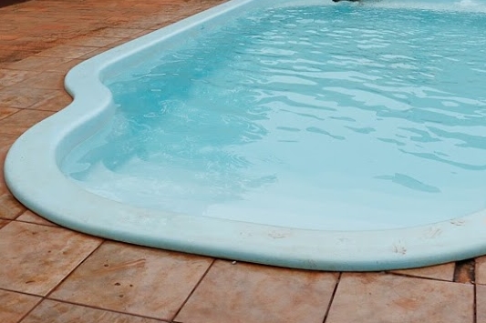 Criança de 2 anos que se afogou em piscina está em estado gravíssimo na Santa Casa