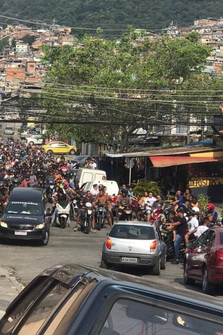 Sem máscaras nem álcool gel: multidão acompanha corpo de traficante no RJ