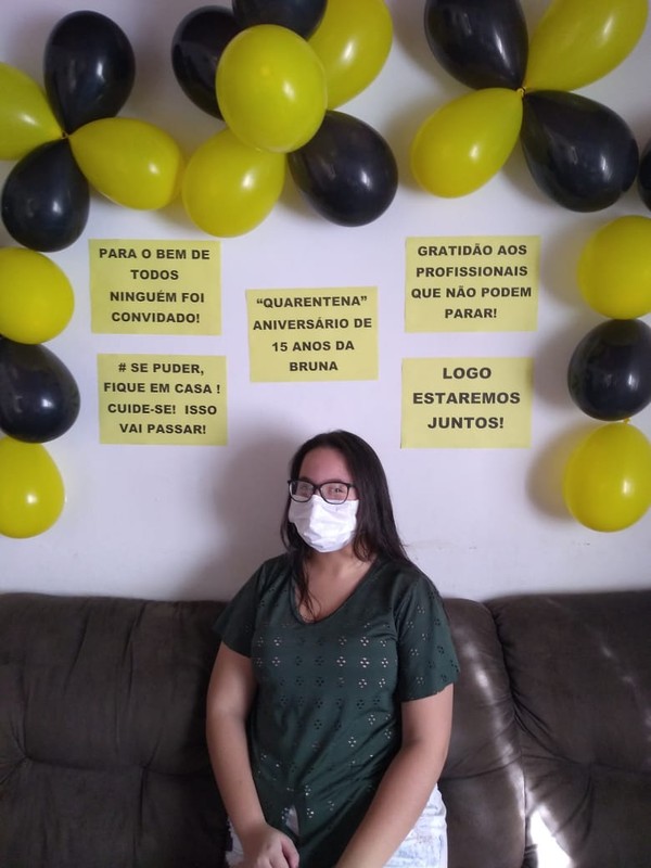 Pandemia 'fura' festa de 15 anos e adolescente faz decoração de Coronavírus