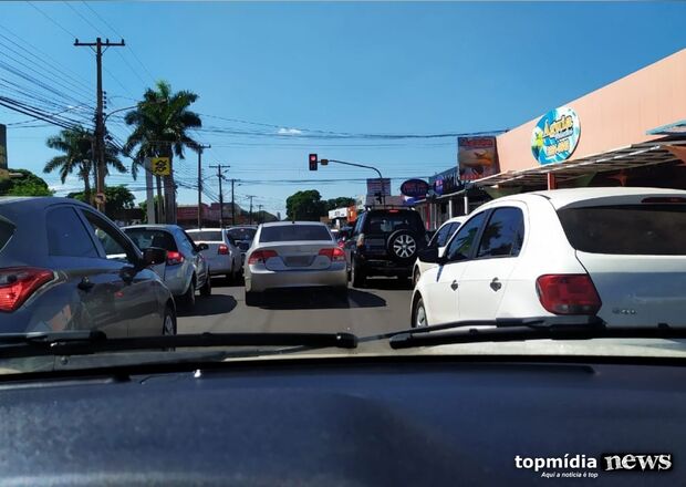 Repórter Top: leitora flagra confusão de veículos por falta de sinalização em avenidas