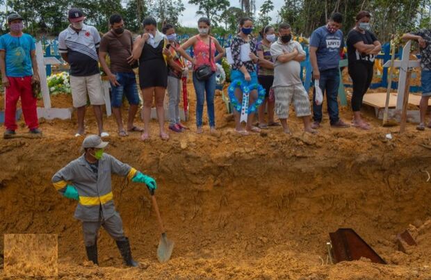Cheiro forte e dor: famílias fazem enterro coletivo de vítimas de Coronavírus