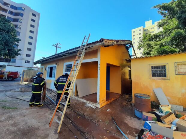 Bombeiros combatem incêndio em casa na Arthur Jorge