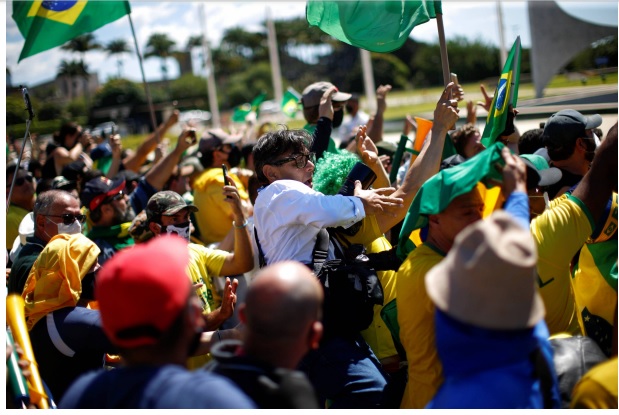 SEM RESPEITO: manifestantes agridem e ameaçam jornalistas em ato pró-Bolsonaro