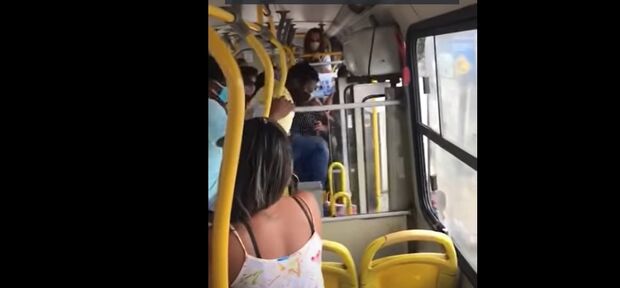 Mulher expulsa a chutes de ônibus por estar sem máscara segue internada
