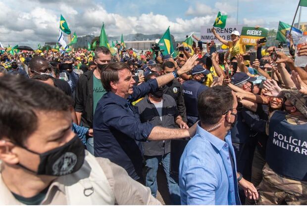 DE NOVO: Sem máscara, Bolsonaro cumprimenta apoiadores na Esplanada