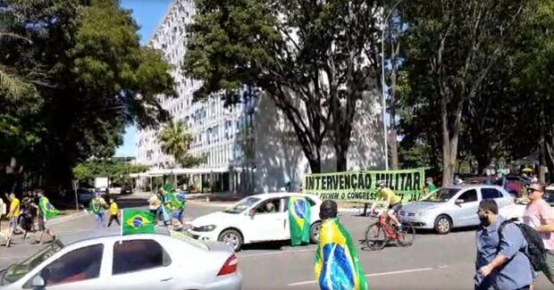 Manifestantes fazem protesto de apoio para Bolsonaro e em defesa de medidas inconstitucionais