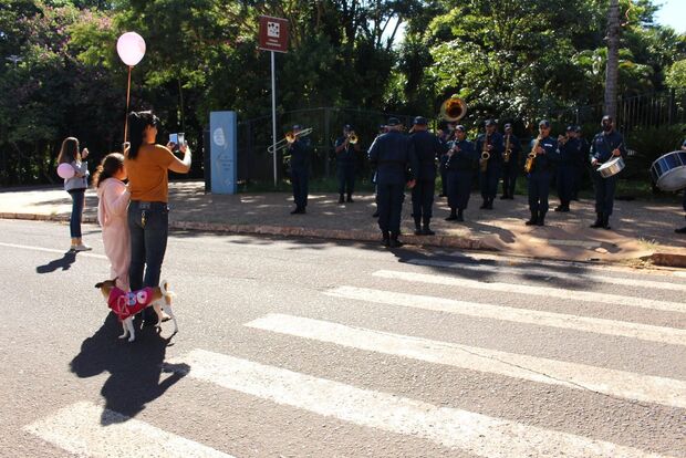 Polícia Militar realiza serenata em homenagem às mães nas ruas da Capital do MS
