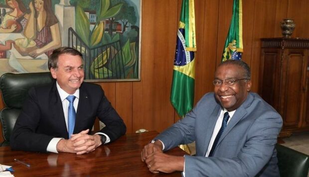 Bolsonaro nomeia oficial da Marinha como ministro da Educação