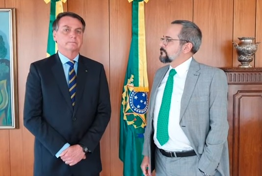 VÍDEO: Bolsonaro quase chora ao se despedir de Weintraub