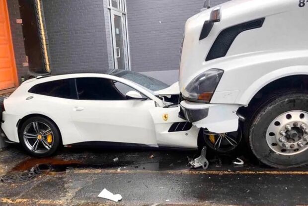 Por vingança, funcionário esmaga Ferrari do chefe com caminhão