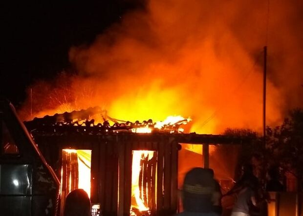 Incêndio destrói barraco em Itaporã e imagem impressiona testemunhas