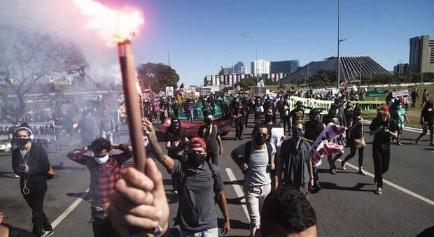 Brasil vive novo domingo de protestos a favor e contra o governo