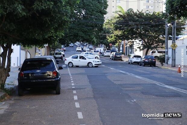 VÍDEO: motoristas ignoram sinalização e trafegam na contramão na Rua Brasil