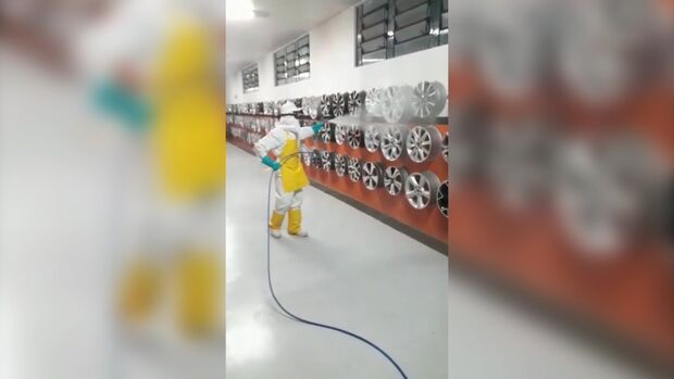 VÍDEO: por clientes e funcionários, loja de rodas desinfecta instalações na Ceará