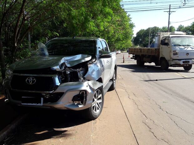 VÍDEO: caminhão acerta e destrói frente de Hilux na Vila Ipiranga